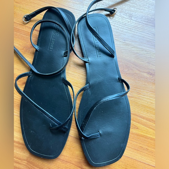 ASOS DESIGN Farnborough minimal toe loop flat sandals in black US 9 - Picture 4 of 5